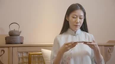 4K美女茶艺师闻香新鲜茶叶视频的预览图